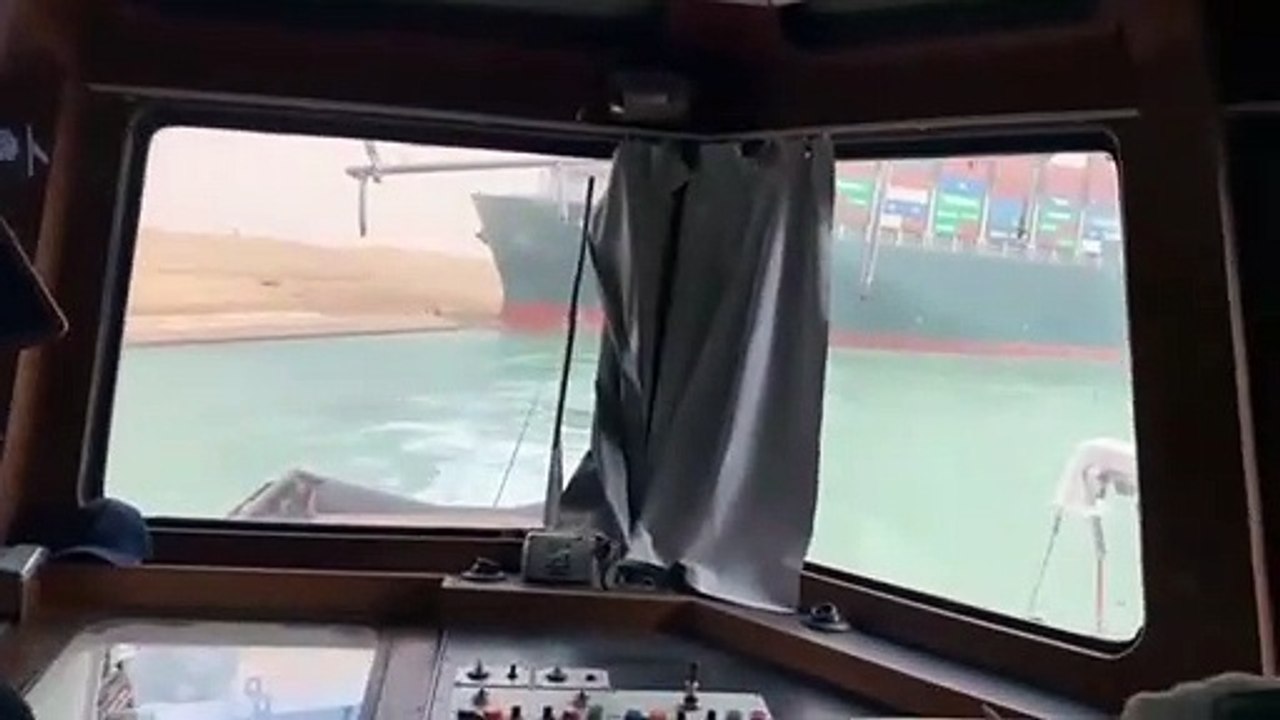 Decenas de barcos bloqueados por un buque tawianés en el Canal de Suez
