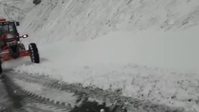 Kardan kapanan 3 köy yolu ulaşıma açıldı