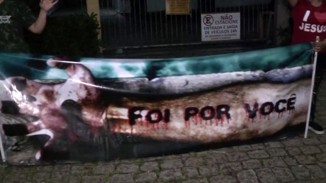 Corrente de oração é realizada em frente ao Hospital Nossa Senhora Do Pilar buscando dar alento a trabalhadores e vítimas da Covid