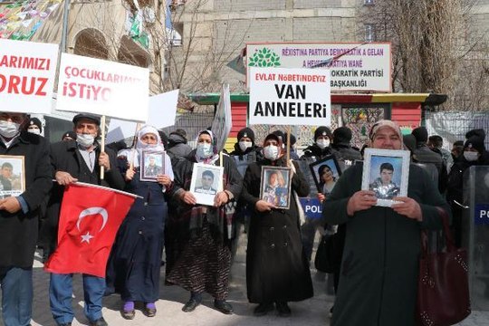 Son Dakika | Van'da evlat nöbetindeki baba: Tendürek Dağı'na gittim, PKK 'Oğlun Irak'ta' dedi