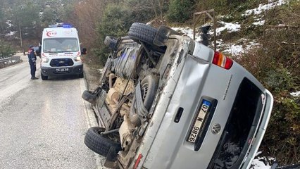 Kaygan yolda minibüs devrildi: 2 yaralı