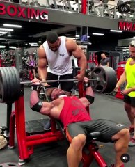 220 kilo ağırlığı kaldırırken göğüs kası yırtıldı