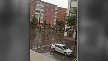 Son dakika haber... Niğde'de 8 yaşındaki çocuğun yağmur altında İstiklal Marşı okuduğu anlar kameraya yansıdı