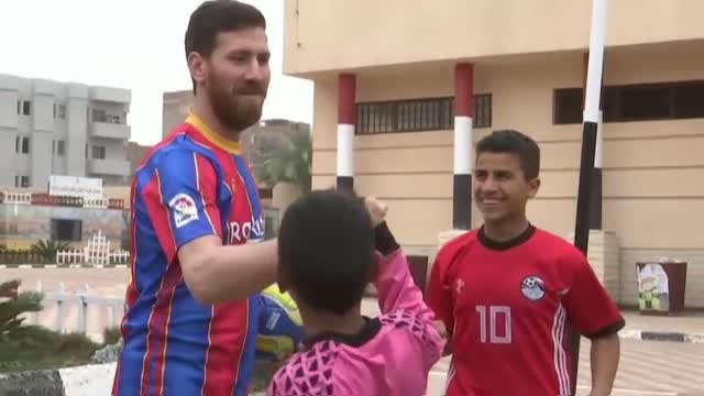 El doble del futbolista Messi es egipcio, pintor y tiene 27 años