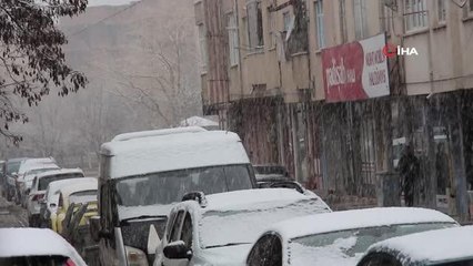 Oltu'da Mart karı yağıyor.. Vatandaşların zirai don endişesi