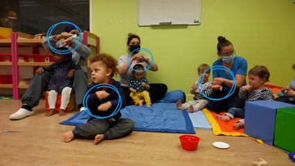 Download Video: Une crèche où les bébés connaissent la langue des signes avant même de savoir parler