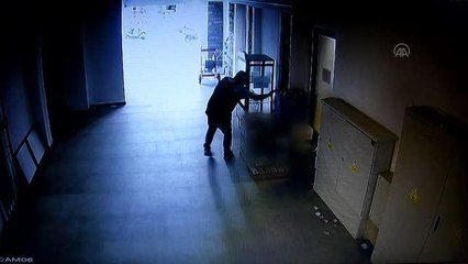 Üşüyen kişiyi mahalle bekçisi montuyla ısıttı