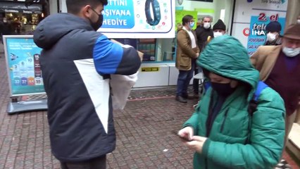 Muhsin Yazıcıoğlu anısına lokum dağıtıldı