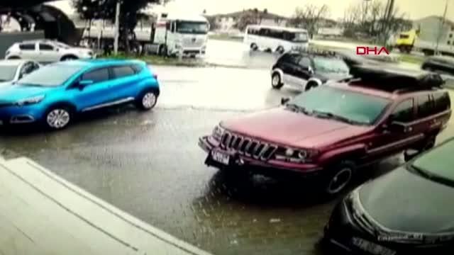 DÜZCE Otomobilin çarptığı kadın havaya fırlayıp, kaputun üzerinde sürüklendi; o anlar kamerada
