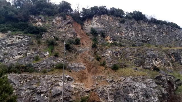 40 metreden düşen kaya parçaları karayolunu trafiğe kapattı