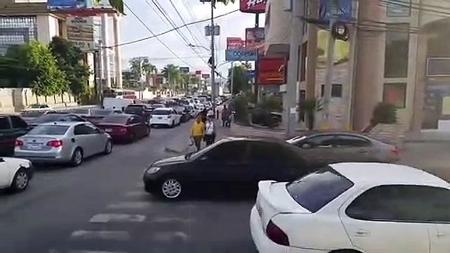 Des piétons se venge d'un automobiliste sur un passage clouté