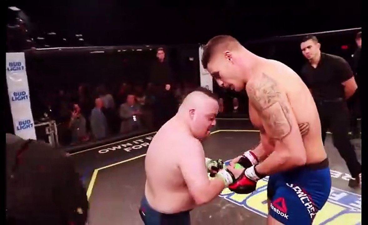 Ce champion de MMA se laisse battre par un jeune fan trisomique... magnifique