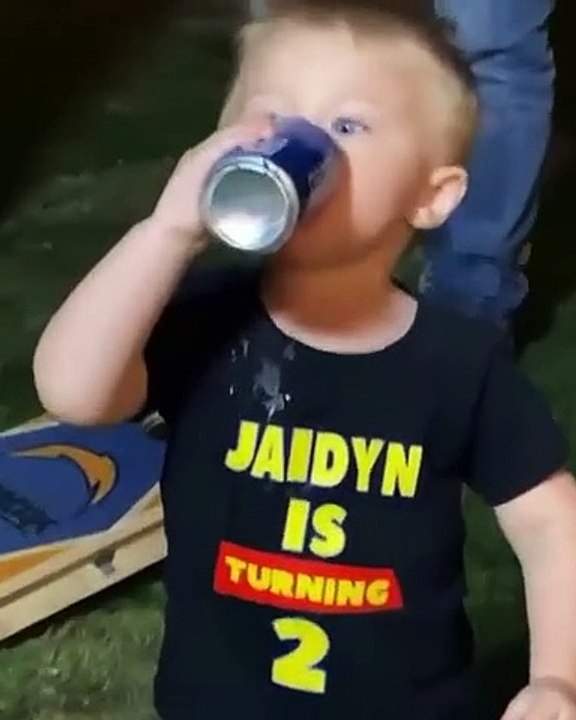 Ce bébé est prêt pour les soirées étudiantes... Dans le game