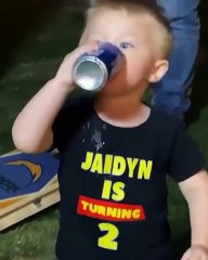 Ce bébé est prêt pour les soirées étudiantes... Dans le game