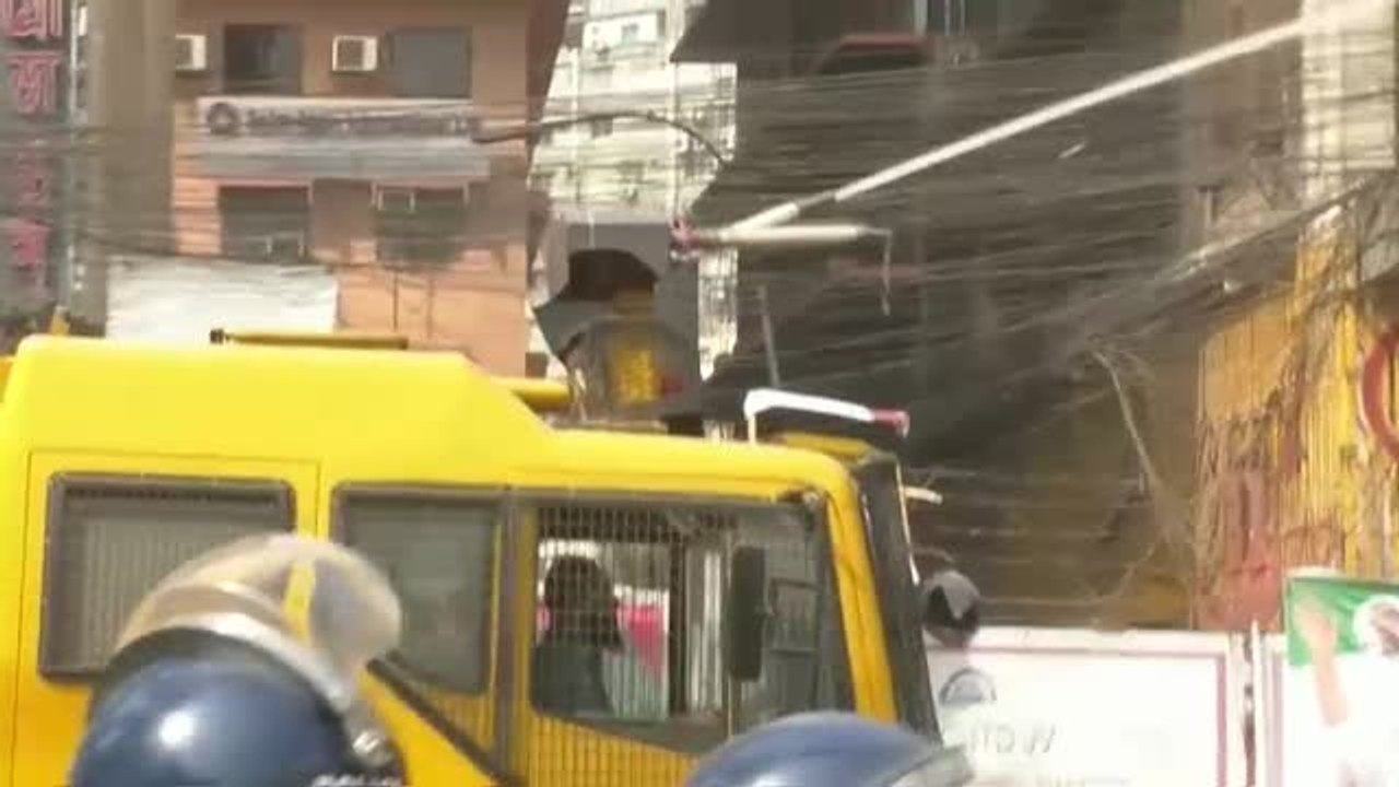 Un grupo de activistas islámicos se enfrenta a la policía en Bangladesh