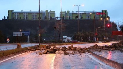 ZONGULDAK Karayolundaki heyelan ilçe yolunu kapattı