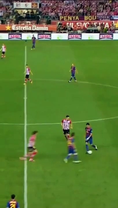 Messi một mình solo từ giữa sân