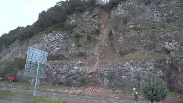 ZONGULDAK - Heyelan nedeniyle sahil yolunda ulaşımda aksaklık yaşanıyor