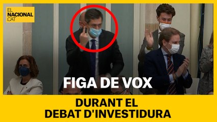 VOX S'ESTRENA AMB UNA PEINETA EN EL PARLAMENT