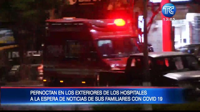 Duermen fuera de hospital a la espera de noticias de sus familiares con Covid