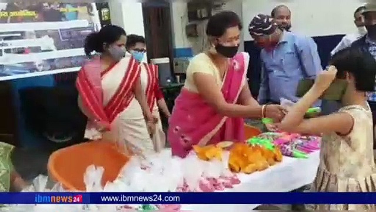 गजानन फाउंडेशन ने होली के अवसर पर पिचकारी व अबीर के साथ मिठाई बांटी | IBM News 24
