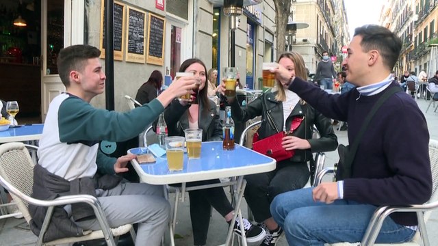 L'allarme Covid: contagi in crescita e l'OMS invita a donare dosi di vaccino