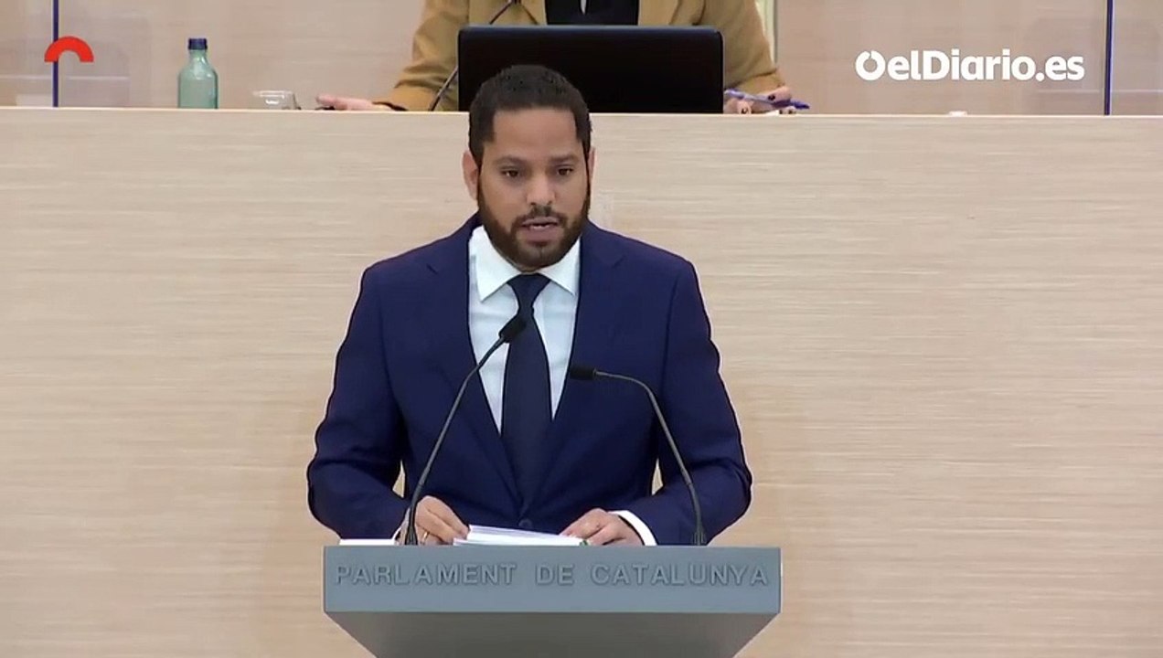 Un diputado de Vox hace la peineta a los parlamentarios que enseñan carteles antifascistas tras el discurso de Garriga