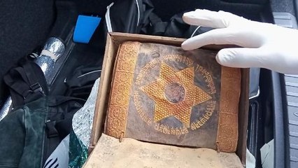 Değeri 1.5 milyon lira! Altın işlemeli 2 bin 500 yıllık Tevrat'ı satmaya çalışan 5 kişi yakalandı