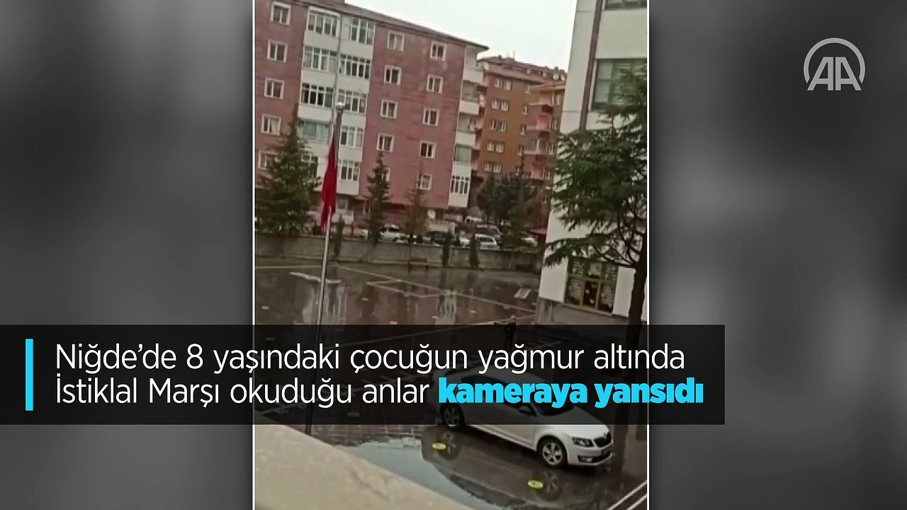 Niğde'de 8 yaşındaki çocuğun yağmur altında İstiklal Marşı okuduğu anlar