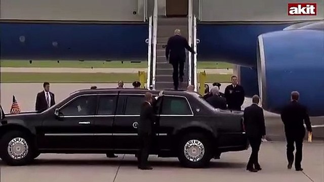 Tuvalet kağıdı Trump'ın paçasına kondu!