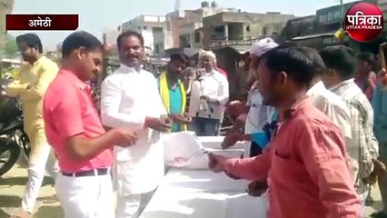 स्मृति ईरानी को चुनावी वादें याद दिलाने के लिए कांग्रेसियों ने 13 रुपये किलो चीनी बेची