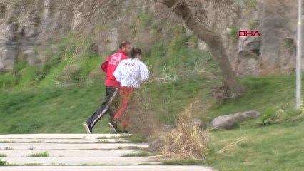 Son dakika haberleri! SPOR Kick boksçu kardeşler, turnuvaya Hevsel Bahçeleri'nde hazırlanıyor