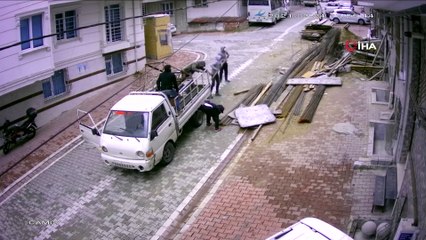 Esenyurt'ta inşaattan demir hırsızlığı kamerada