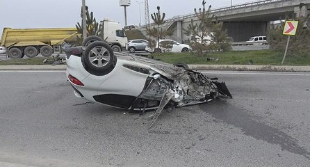 Feci kaza; hurdaya dönen otomobilden sağ çıktı