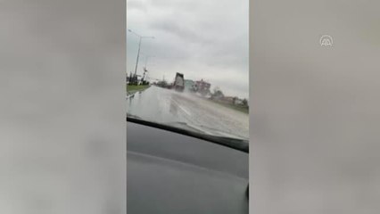 Damperi açık kalan tır direğe çarparak devrildi