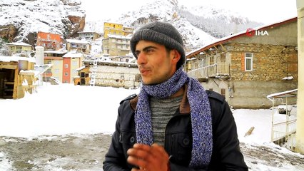 Toprak damlı evlerde kar küreme mesaisi