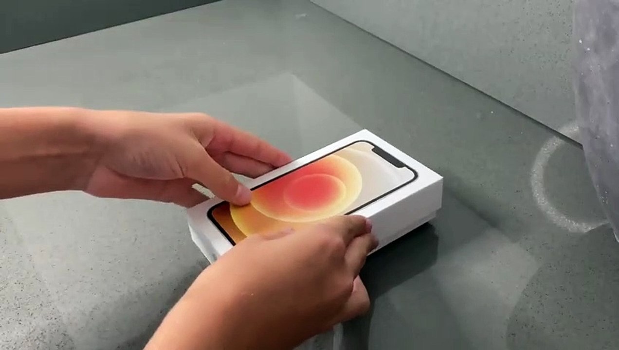 unboxing iPhone 12 