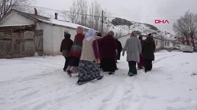 SİVAS Köy kadınlarının ilmek ilmek dokuduğu halılar, gelir kapısı oldu