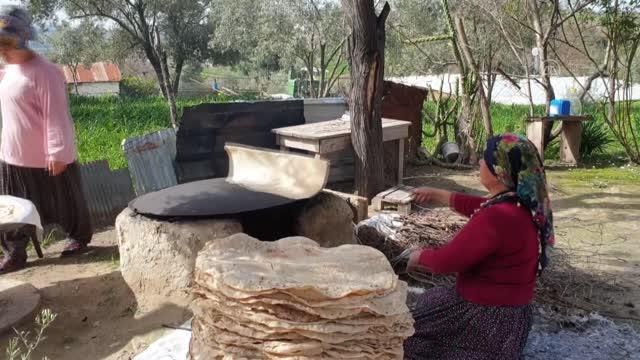 Kadınlar ramazan öncesi imece usulü yufka hazırlıyor