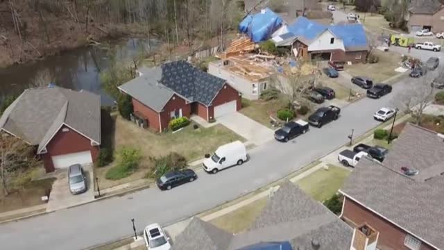 Un dron captura el rastro de destrucción causado por el paso de varios tornados en Alabama