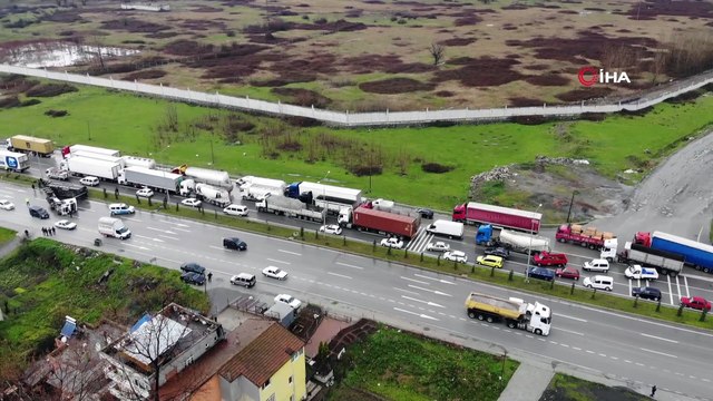 Damperi açılan kamyon kameraların bağlı olduğu direği böyle devirdi