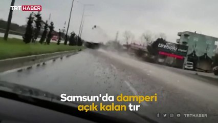 Damperi açık kalan kamyon direğe çarparak devrildi