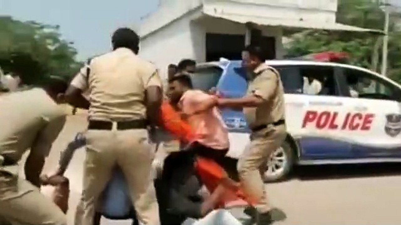 ఎమ్మెల్యే రసమయిని అడ్డుకున్న ఏబీవీపీ కార్యకర్తలు..