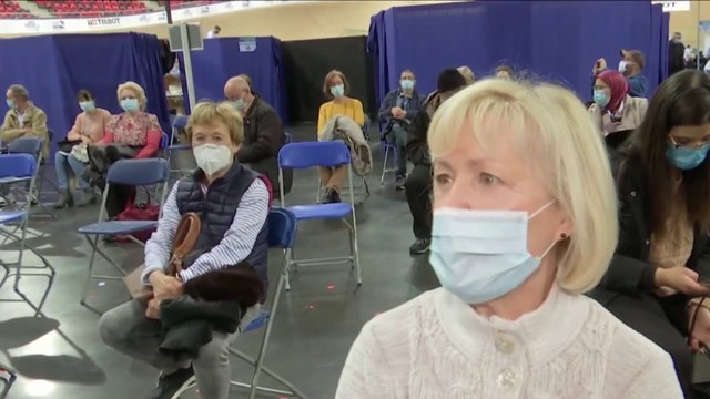 «On est ravis (...) On attend d'être vaccinés pour reprendre une vie normale»: Au vaccinodrome de Saint-Quentin-en-Yvelines, les patients âgés de plus de 70 ans expriment leur soulagement, au micro de notre journaliste Jeanne Quancard