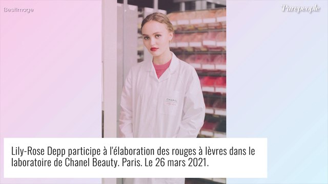 Lily-Rose Depp éclatante pour Chanel : elle enfile une blouse pour une visite spéciale