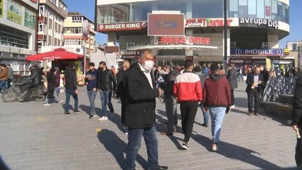ESENYURT'TA AVM ÖNLERİNDE YOĞUN KALABALIK