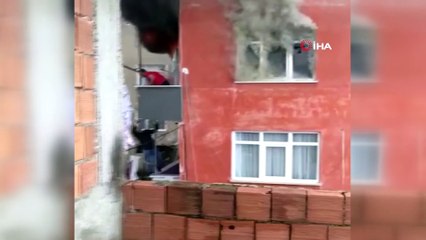 Скачать видео: Benzinle sobayı yakmak istedi, evi küle döndü: 2 yaralı