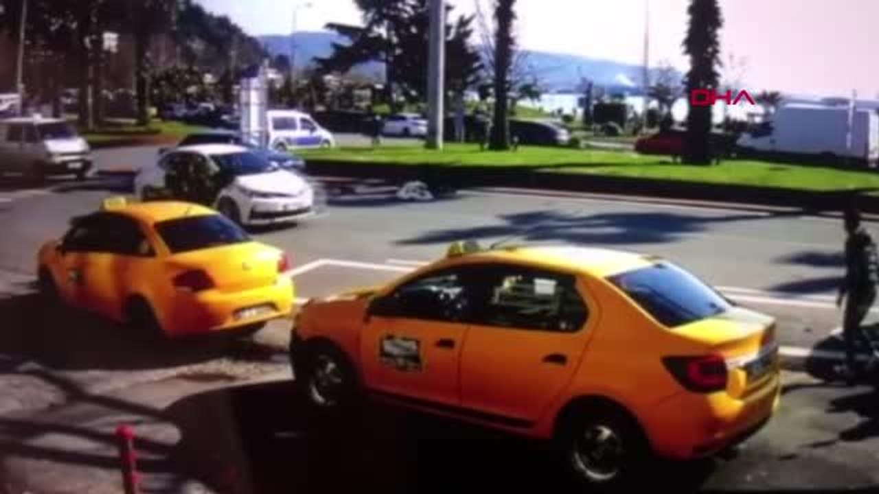 Son dakika haberleri | Yaya geçidinde otomobilin kadına çarptığı kaza anı kameralara yansıdı (2)- Yeniden