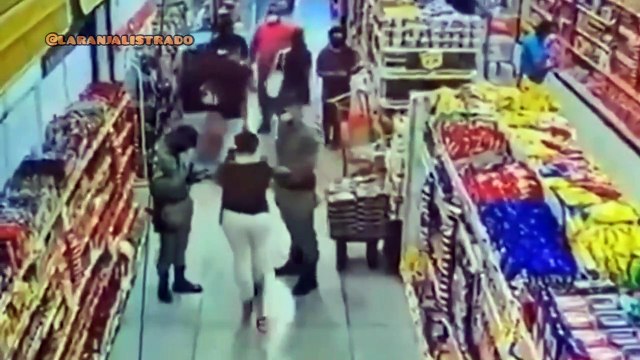 Mulher se recusa a usar máscara em mercado, saca faca e morde PM em Goiás