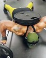 Séance de musculation la plus dure du monde : pompes avec des poids sur le dos